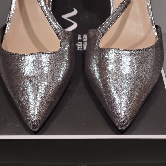 NEW! Nina Tirisa Metallic Evening Pumps - Picture 4 of 10